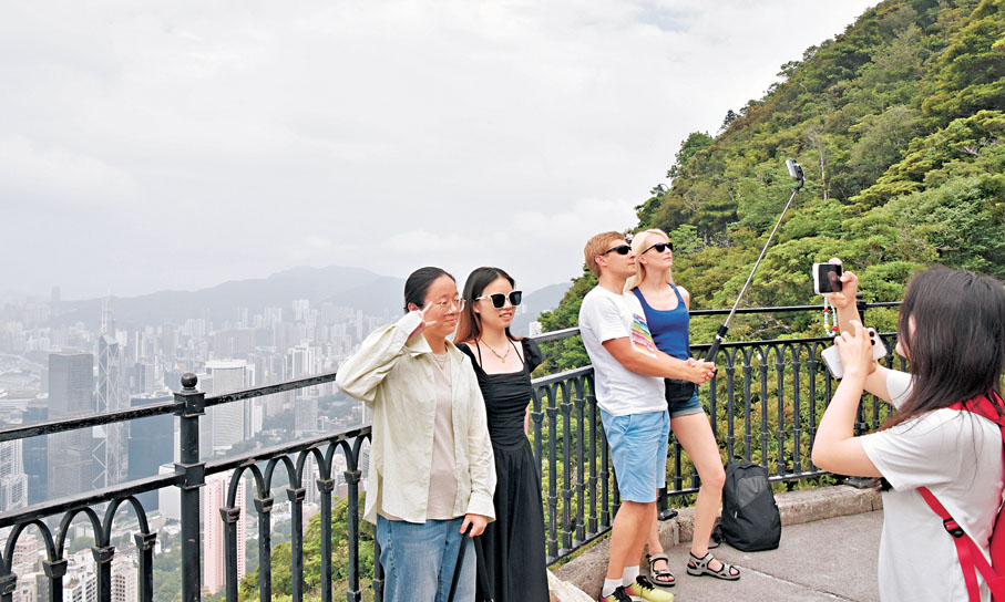 ●本港5月的非內地旅客按年增幅兩成四。圖為旅客在山頂盧吉道打卡。資料圖片