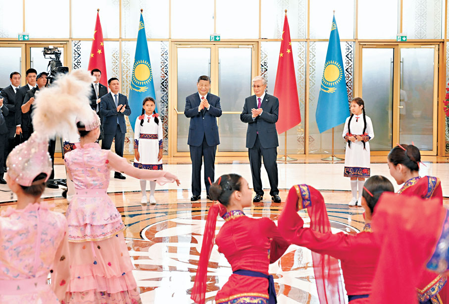 ●當地時間6月16日中午，國家主席習近平乘專機抵達阿斯塔納，應哈薩克斯坦共和國總統托卡耶夫邀請，出席第二屆中國—中亞峰會。這是在機場貴賓樓內，兩國元首共同欣賞哈薩克斯坦少年兒童的文藝表演。     新華社