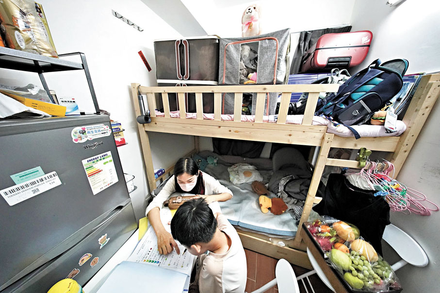 ●林小姐與兒子平日居於面積狹小的劏房。 黃偉綸Fb圖片