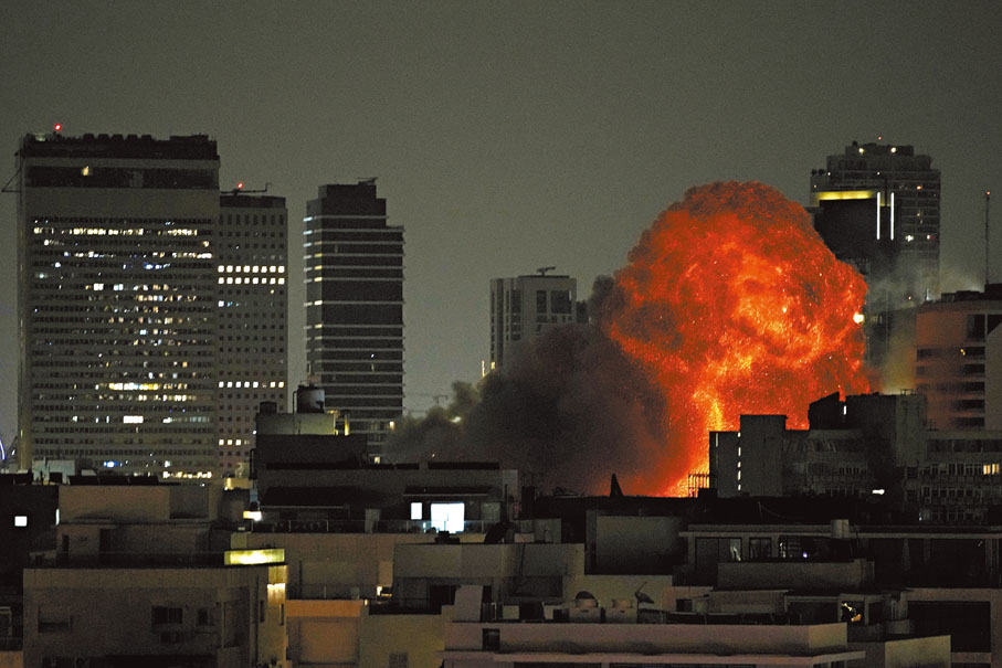 ●以色列特拉維夫一處建築物中彈引發爆炸。 美聯社