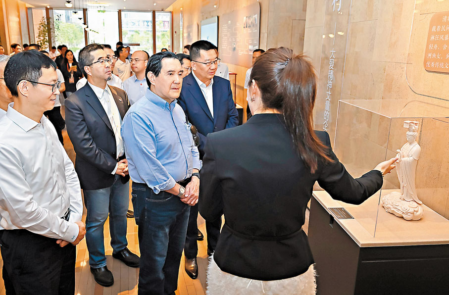 ●馬英九對廈航文化體驗館導覽員說,閩南語有句話講「媽祖大陸來,『台獨』她不愛」。香港文匯報記者蔣煌基 攝
