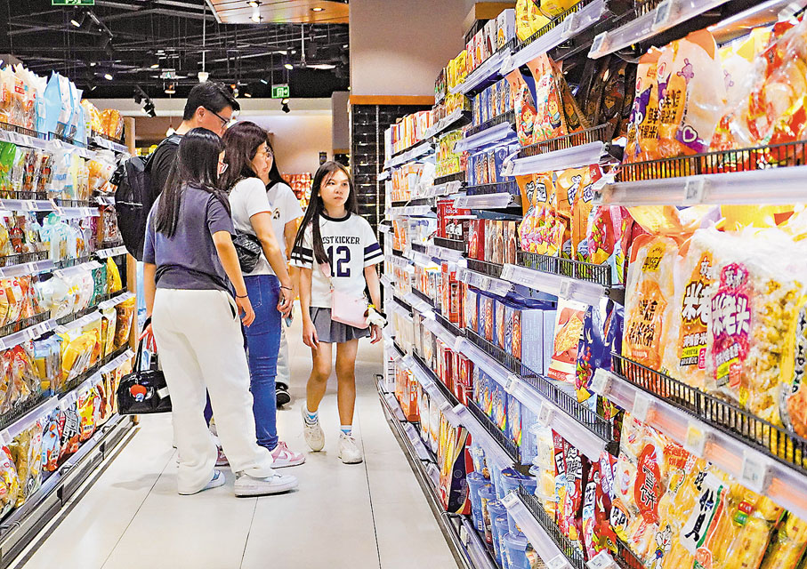 ●5月份社會消費零售總額同比增長6.4%。圖為深圳市民在超市採購。中通社