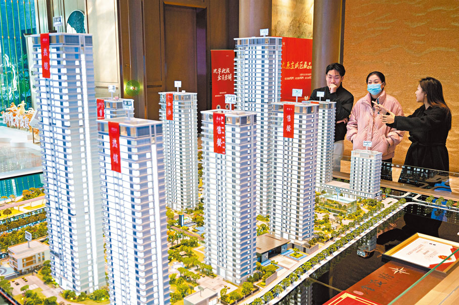 ●內地今年首五個月新建商品房銷售額按年下降3.8%。圖為山西太原市民在一住宅售樓部了解樓盤情況。 資料圖片