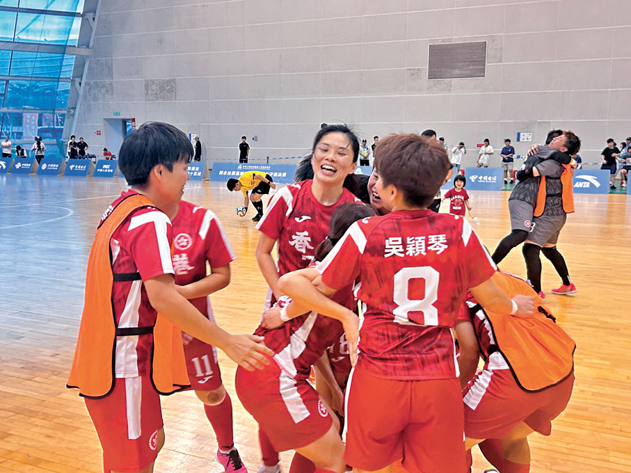 ●港隊歷史性入決賽,球員圍在一起慶祝。