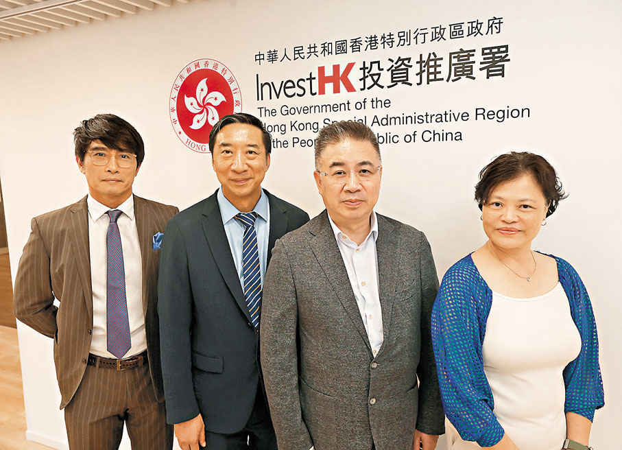 ●特區政府投資推廣署（運輸、物流及工業）總裁王國藩（左一）及香港能源礦產與大宗商品聯合會會長黃健華（左二）等一行。香港文匯報記者郭木又  攝
