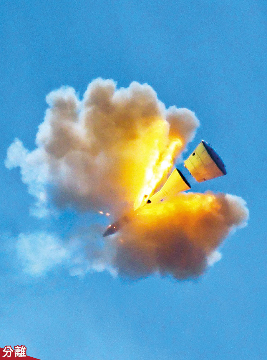 ●達到預定高度，返回艙與逃逸塔實現安全分離。新華社