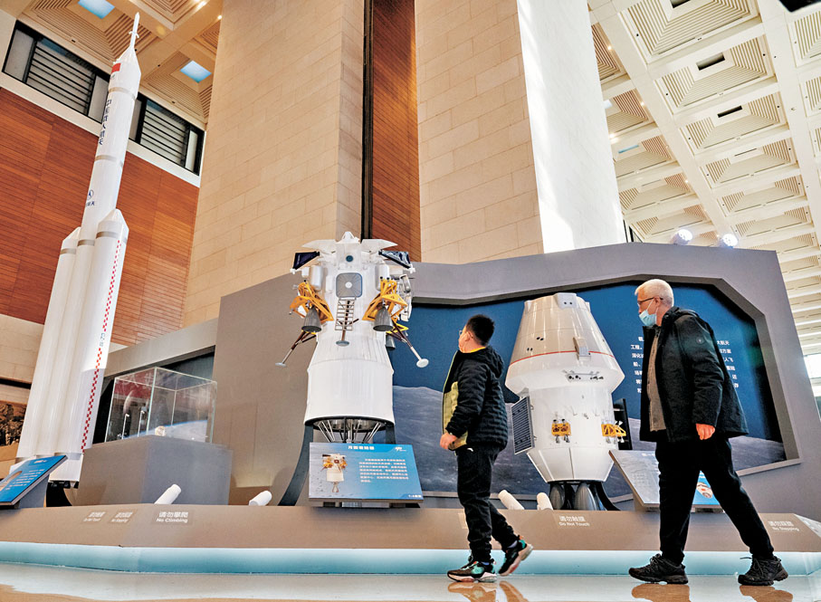 ●早前，觀眾在京參觀「長征十號」運載火箭的1:10模型（左）、月面着陸器（中）和新一代載人飛船的1:4模型。 資料圖片