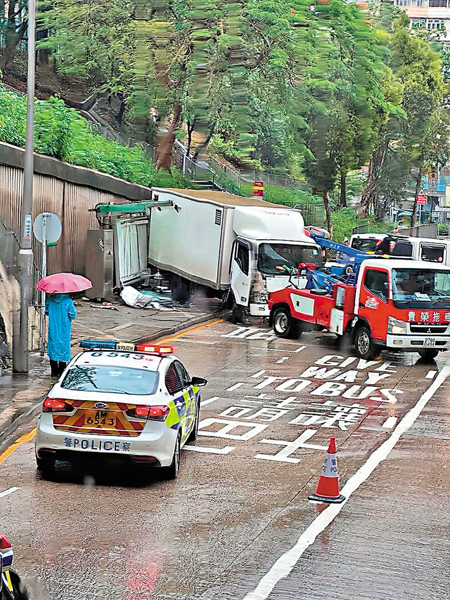 ●警方拖走肇事貨車。 網上圖片