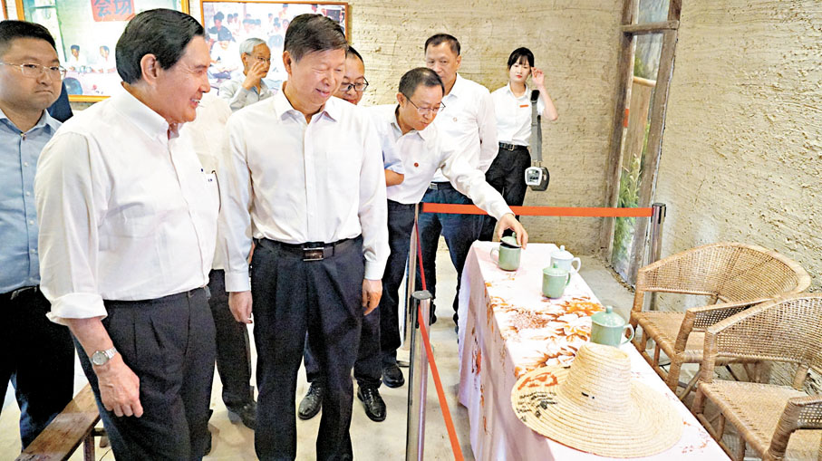 ●馬英九一行在扶貧工作會議的小學舊址內參訪。香港文匯報記者蔣煌基  攝