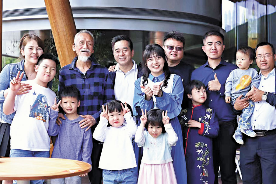 陳彼得（後排左二）與台青們參加音樂快閃活動時合影留念。 香港文匯報四川傳真