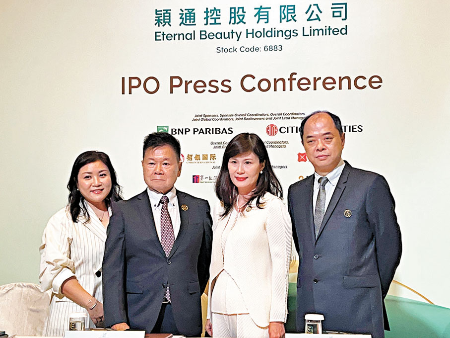 ●劉鉅榮（左二）表示，預料至2028財年公司將於內地開設100間新「拾氛氣盒」門店。旁為朱維馴（右一）、執行董事劉頴賢（左一）及首席執行官林荊（右二）。 香港文匯報記者 周曉菁 攝