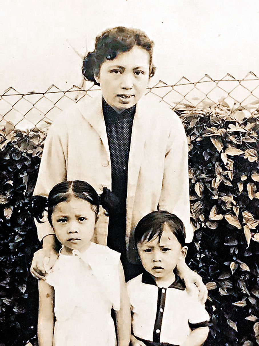 ●在鑽石山天主教堂，陪細佬返去幼稚園，覺得這是一 份好差事，我那時已經識得照顧人。 作者供圖