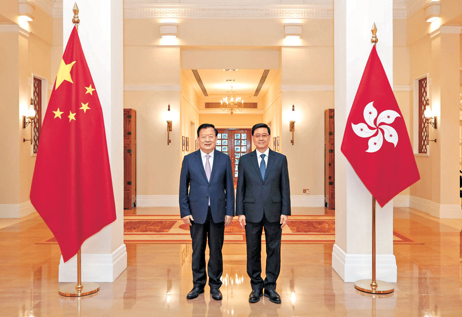 ●夏寶龍在禮賓府與李家超合照。