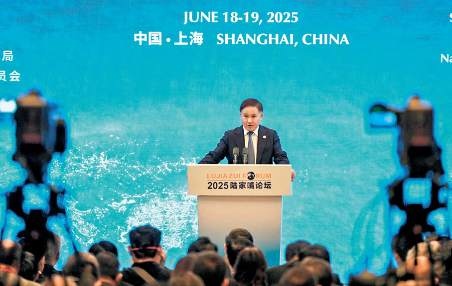 ●中國人民銀行行長潘功勝在2025陸家嘴論壇致辭和演講,並宣布將在上海實施8項政策措施。美聯社