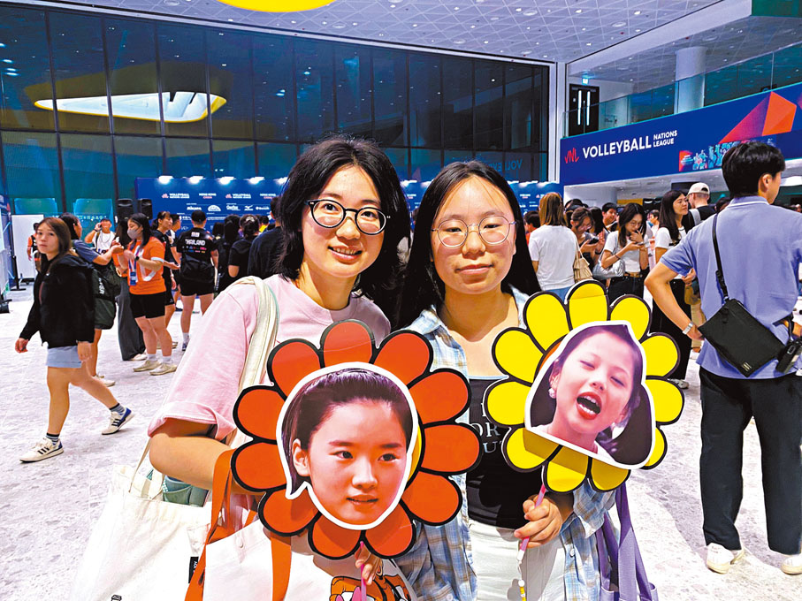 ●董小姐(右)和程小姐由新加坡前來支持中國女排。香港文匯報記者葉詩敏 攝