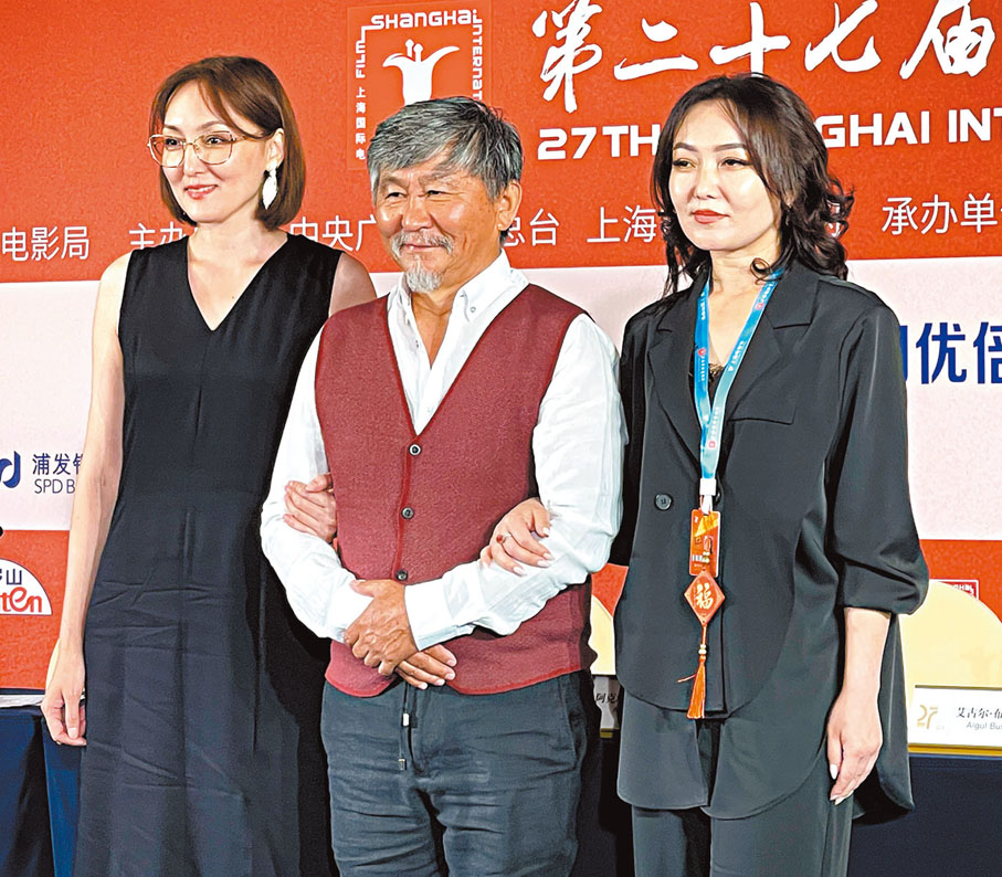 ●阿克坦·阿布德卡雷科夫(中)率《黑,紅,黃》主創現身上影節。 夏微 攝