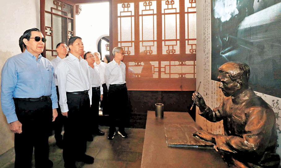 ●18日,馬英九一行在福州三坊七巷參訪林覺民故居,一償夙願。香港文匯報記者蔣煌基 攝