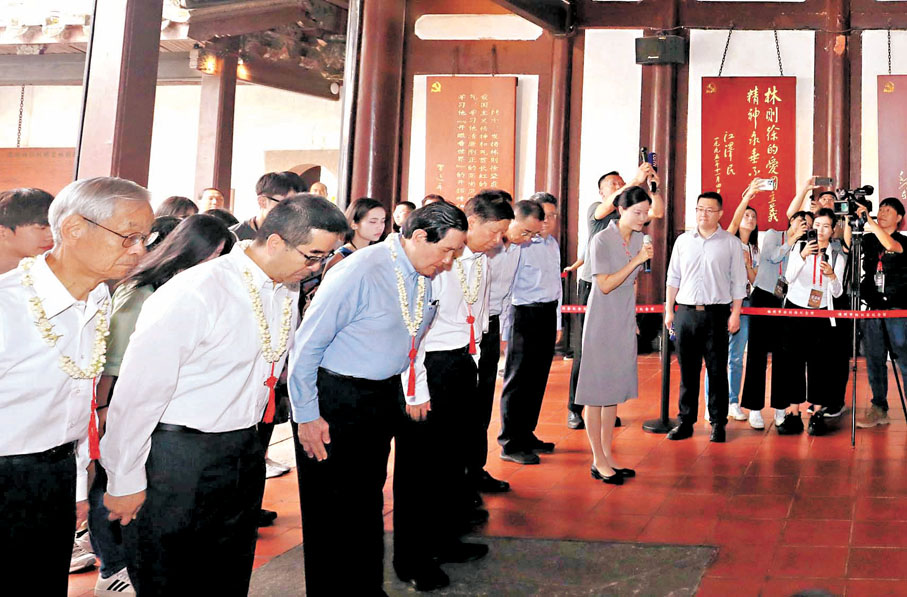 ●18日,馬英九一行在林則徐紀念館向林則徐塑像三鞠躬。香港文匯報記者蔣煌基 攝