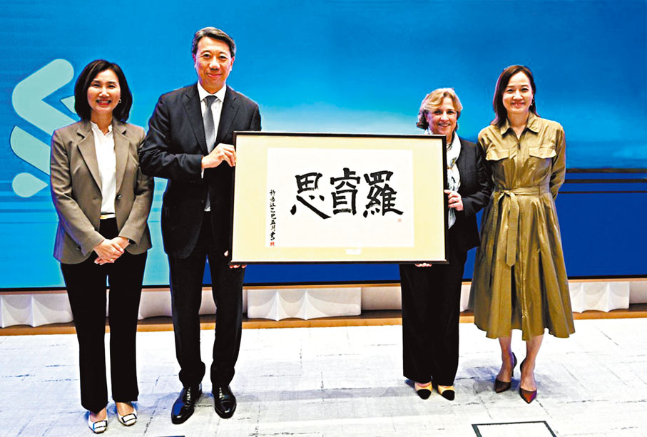 ●渣打國際業務總裁洪丕正(左二)、渣打財富管理及零售銀行業務行政總裁徐仲薇(右一),以及渣打香港兼大中華及北亞區行政總裁禤惠儀(左一)歡迎首次以渣打集團主席身份訪港的羅睿思(右二)。