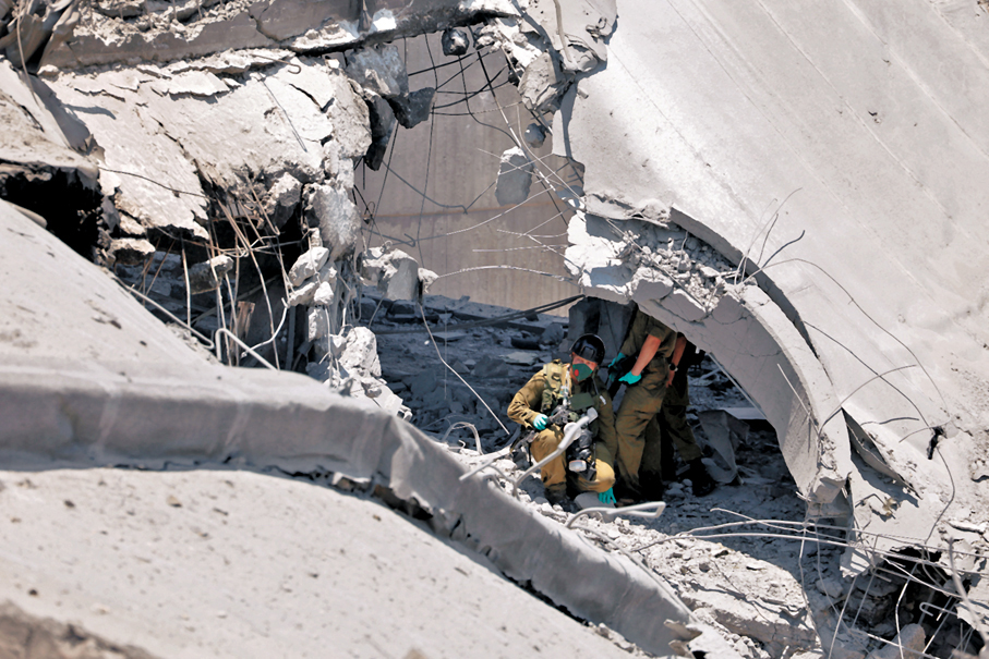 ●6月19日，以色列貝爾謝巴市綜合醫院索羅卡醫療中心的急救人員正在檢查導彈襲擊現場情況。 路透社