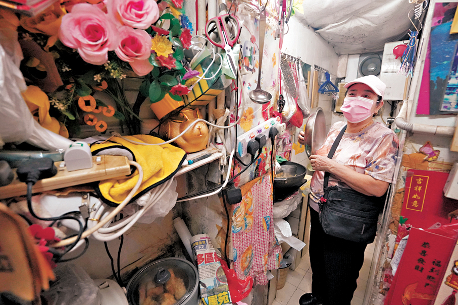 ●李大姐：李大姐依靠特區政府每個月4,250的長者生活津貼過活，平時也會執紙皮幫補家計，只能居住在僅48平方呎的劏房單位，月租約3,000元。她關注將來「簡樸房」的租金水平，以及劏房戶的安置政策。