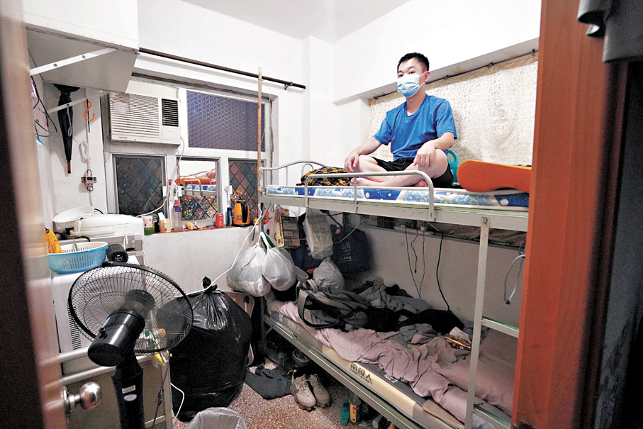 ●陳先生：年約30歲的陳先生在機場擔任行李搬運員，月入1.4萬元，與他人合租一個房間，每人月租約2,600元。他期望政府能限制業主租金加幅。