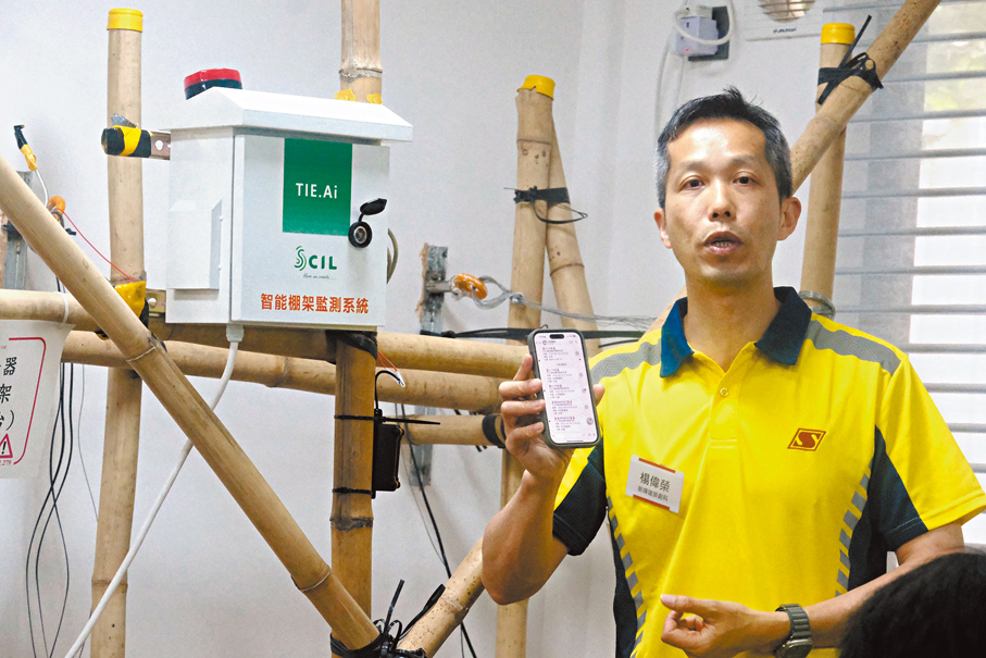 ●楊偉榮表示，TIE.AI系統同時結合手機5G通訊，向工程團隊提供實時報告。 香港文匯報記者涂穴  攝