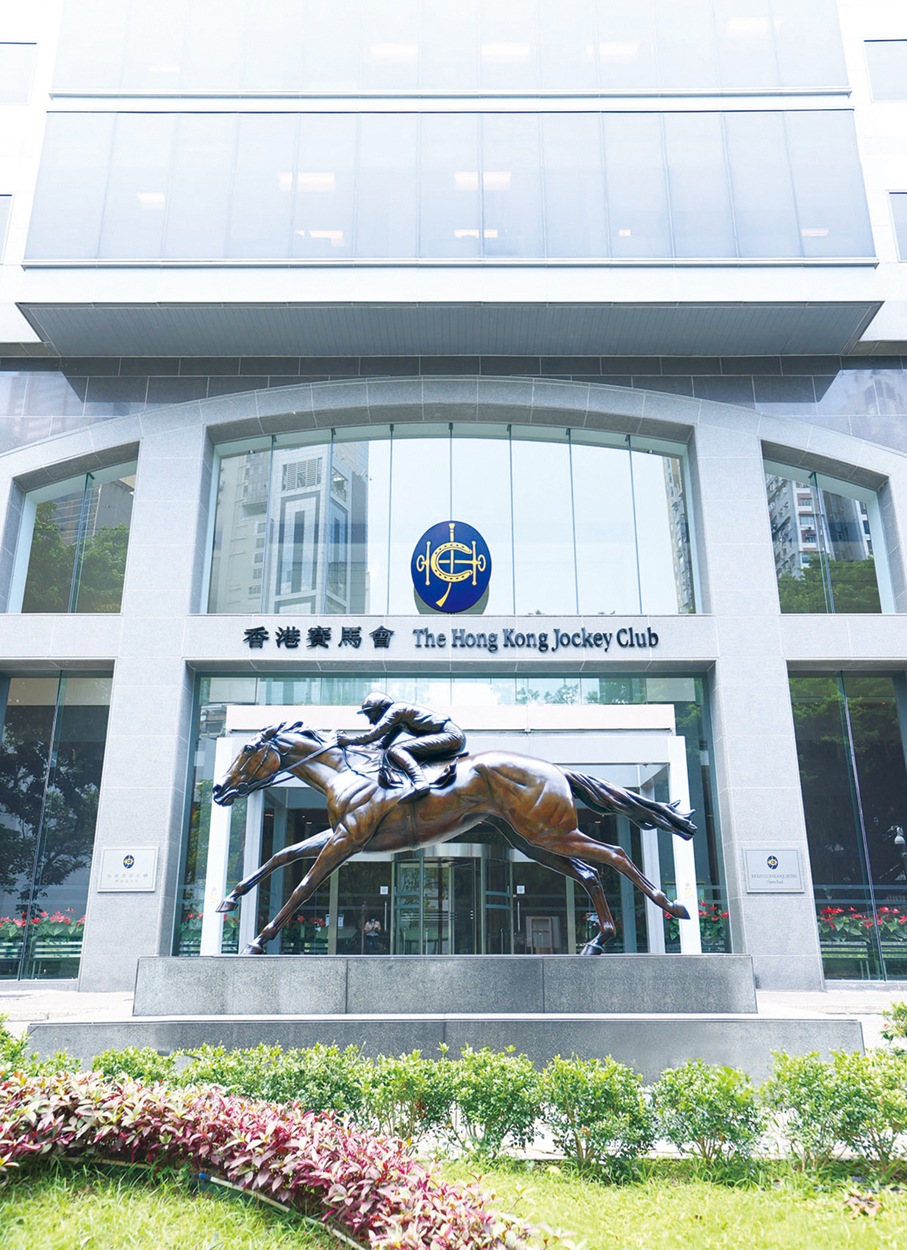 ●馬會是香港的主要僱主之一，全職及兼職員工總數約兩萬名。