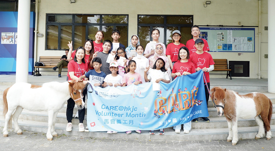 ●在馬會義工隊的帶領下，少數族裔學生參觀馬會屯門公眾騎術學校，推動馬術運動並促進社會共融。