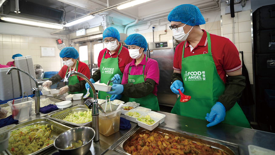 ●馬會20多名義工早前參與「惜食體驗日－預備熱飯餐」服務，製作熱飯餐送給有需要人士。