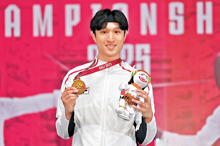 ●蔡俊彥展示運動生涯首面亞錦賽金牌。 中國香港劍擊總會圖片