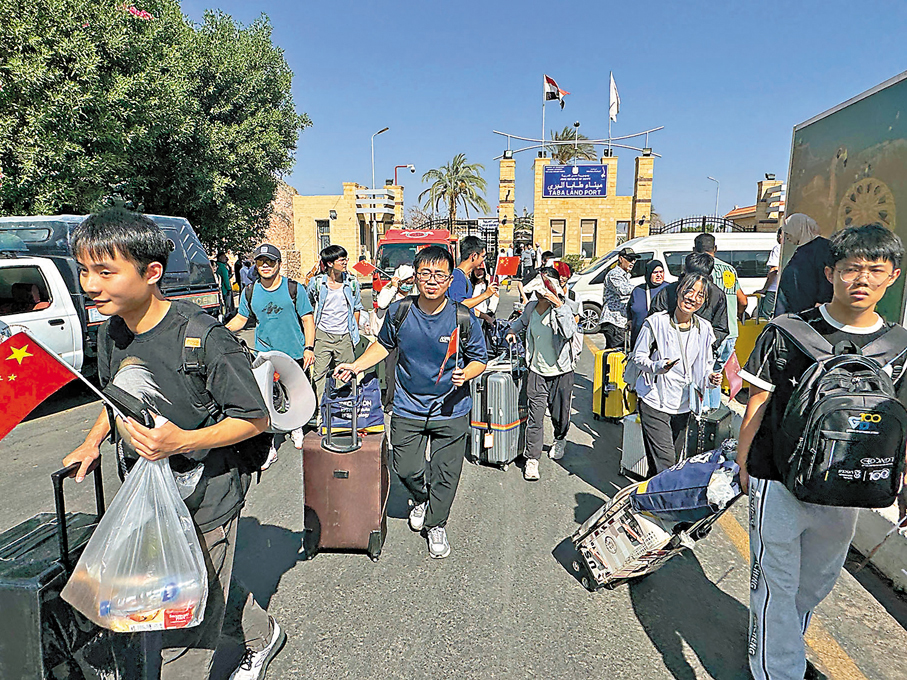 ●過百中國公民透過埃及南西奈省塔巴邊境口岸從以色列撤離到埃及。 新華社