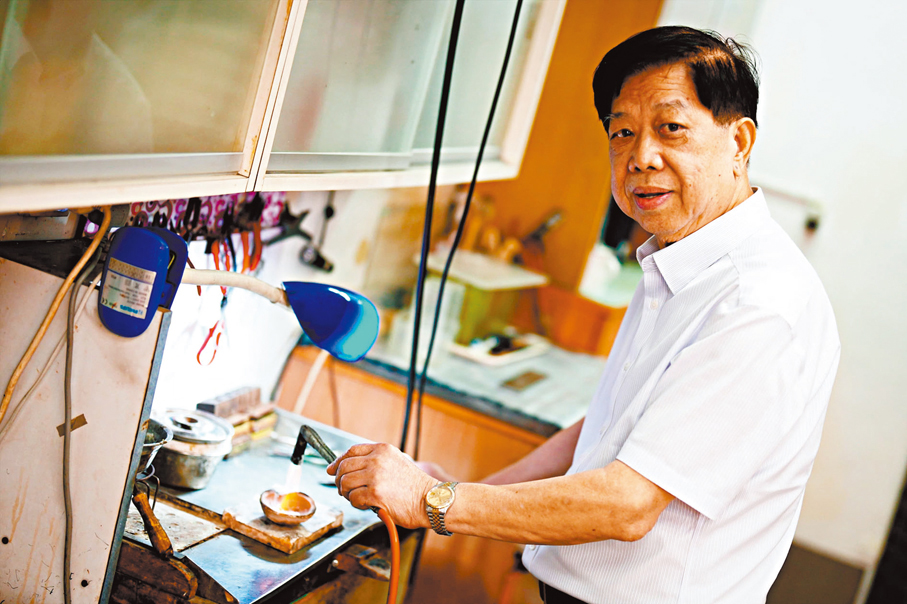 ●和盛金行負責人張偉南專修鑲鑽石為主，一直經營金行至今。 香港文匯報記者曾興偉  攝