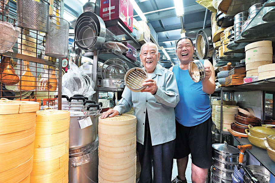 ●明生鋼竹蒸籠廠創辦人呂明（左）和兒子呂樂觀（右）合照。呂明的手工竹製蒸籠廠廣受本地酒樓食肆歡迎。 香港文匯報記者曾興偉  攝