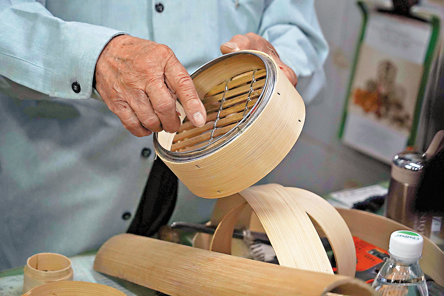●呂明正在製作手工竹製蒸籠。香港文匯報記者曾興偉  攝