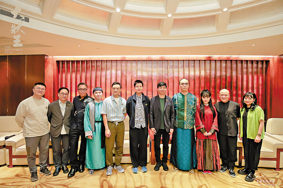 ●《大狀王》兩組卡司和滬港兩地嘉賓在上海首演前合影。 上海文化廣場供圖