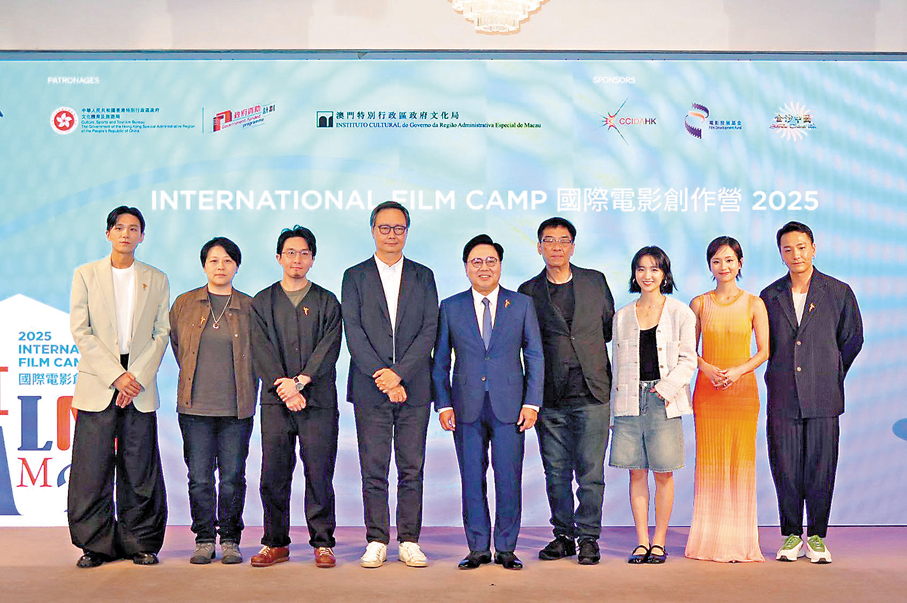 ●王英偉(中)、莊澄(左四)、關錦鵬(右四)、盧鎮業(左一)等出席記者會。  阿祖 攝