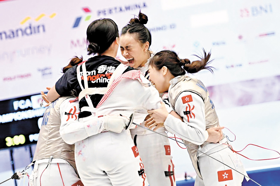 ●陳諾思（右二）與港隊女花隊友擁作一團慶祝。中國香港劍擊總會圖片