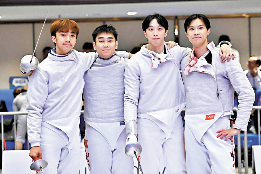 ●港隊男佩四子（左起）何柏霖、張愷駿、羅浩天和何思朗於團體賽奪銅。 中國香港劍擊總會圖片