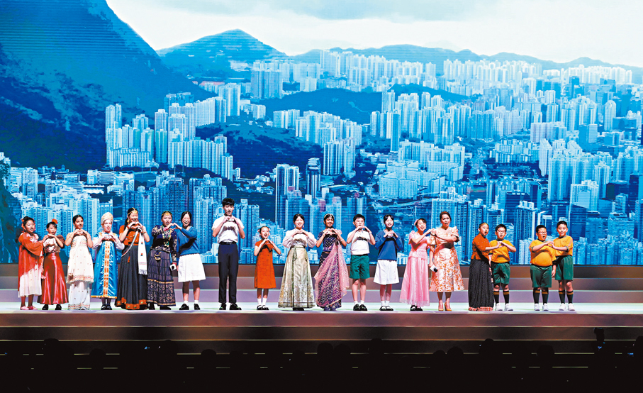 ●在論壇的表演環節，身穿各種服飾的青少年載歌載舞。