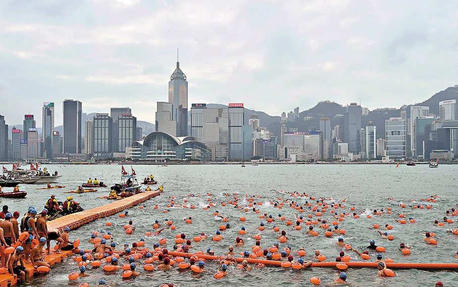 ●維多利亞港的水質近年明顯清澈，沿岸氣味問題得到有效解決。圖為維港渡海泳。 資料圖片