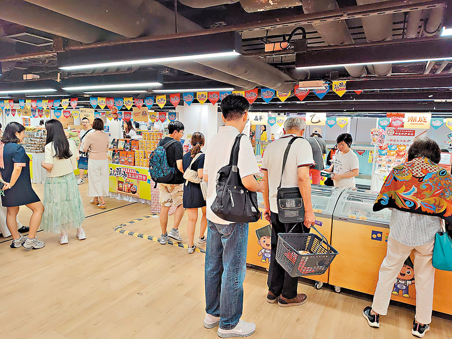 ●由四洲集團主辦的汕頭市食品展覽會昨日開幕。 香港文匯報記者嚴鍇華  攝