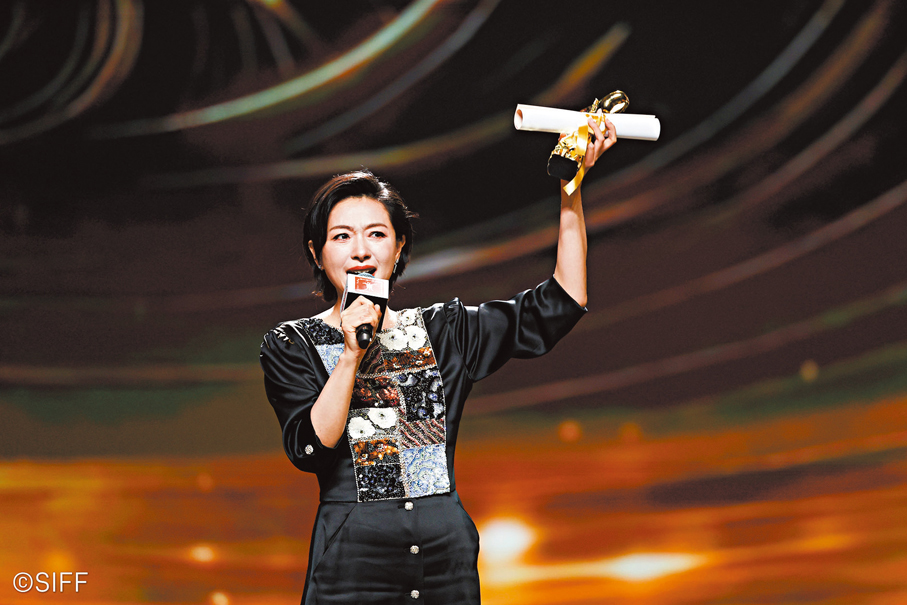 ●萬茜奪獎後表現激動。 主辦方供圖