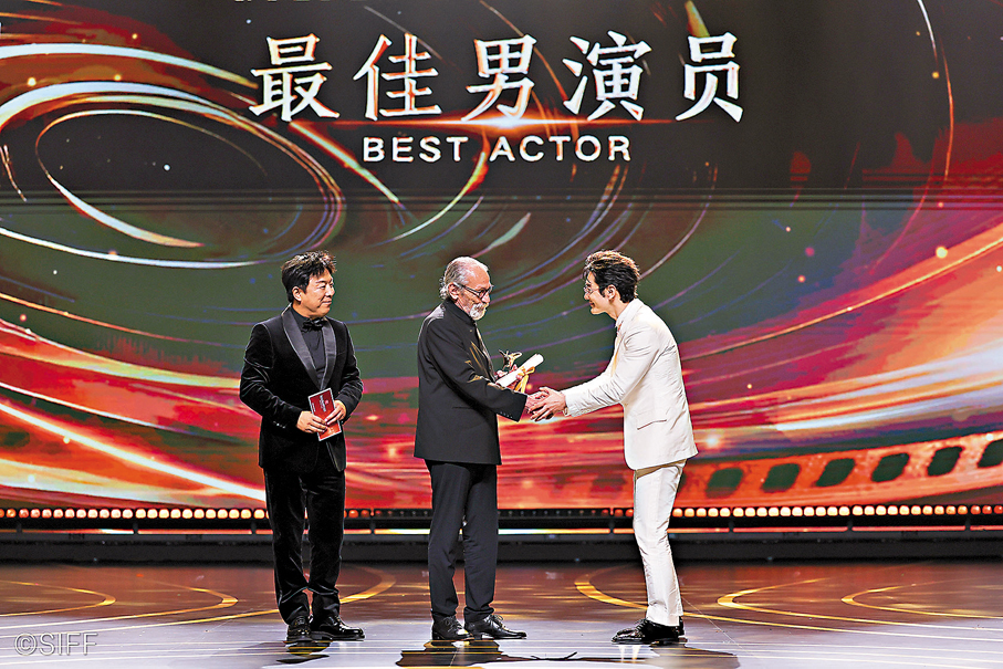 ●黃渤（左）與黃曉明（右）恭賀若澤·馬丁斯獲獎。 主辦方供圖