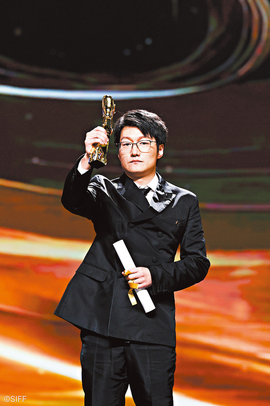 ●仇晟想舉盃敬天上的父母。 主辦方供圖