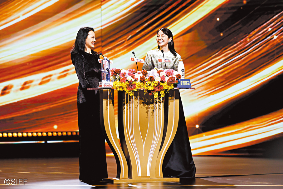 ●咏梅（左）與長澤雅美相談甚歡。  主辦方供圖