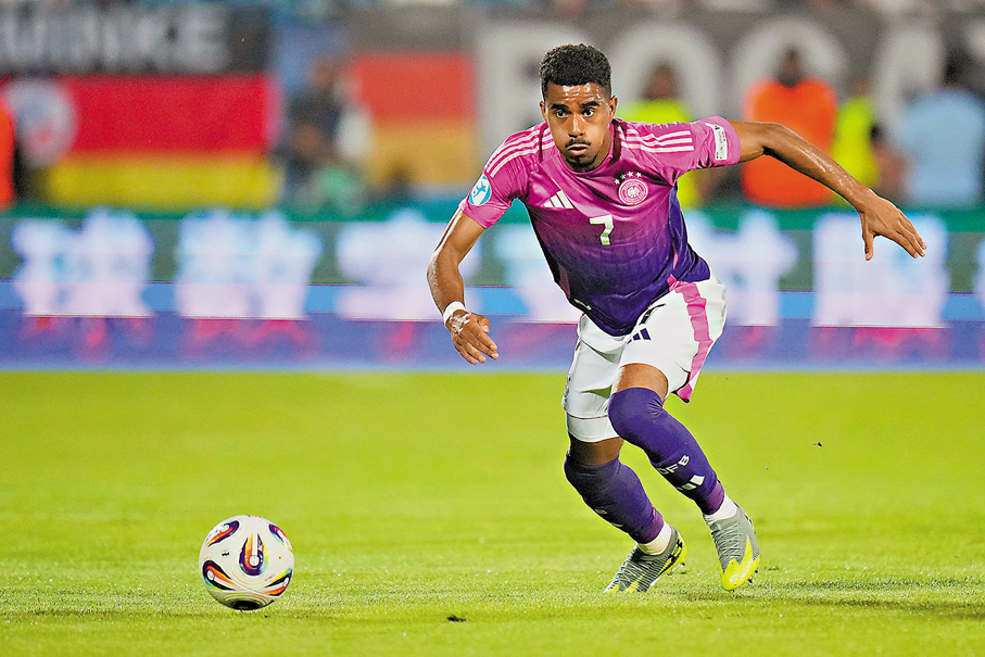 ●德國U21翼鋒紐亞夫剛戰攻破英格蘭大門。  資料圖片