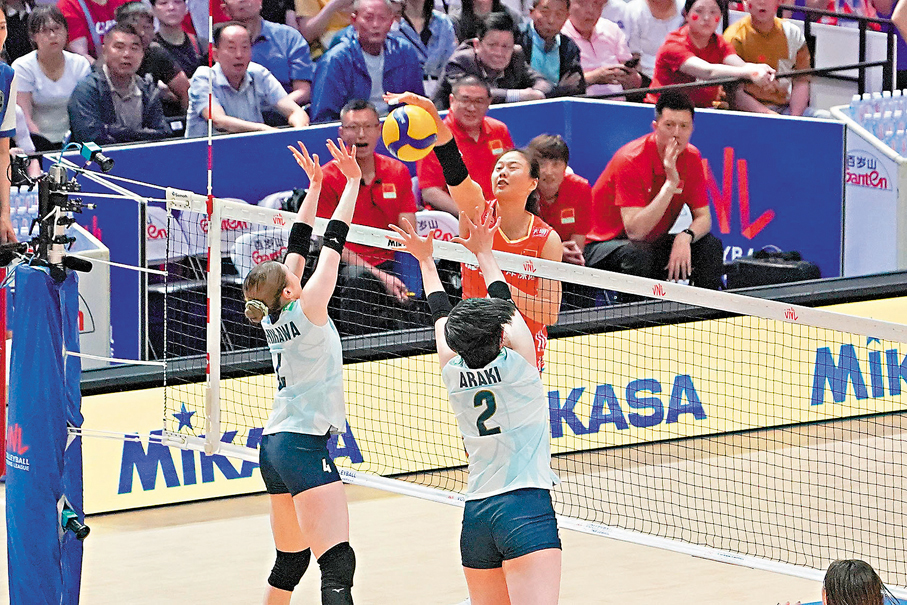 ●中國女排隊長龔翔宇（紅衫）跳起扣殺。 香港文匯報記者葉詩敏 攝