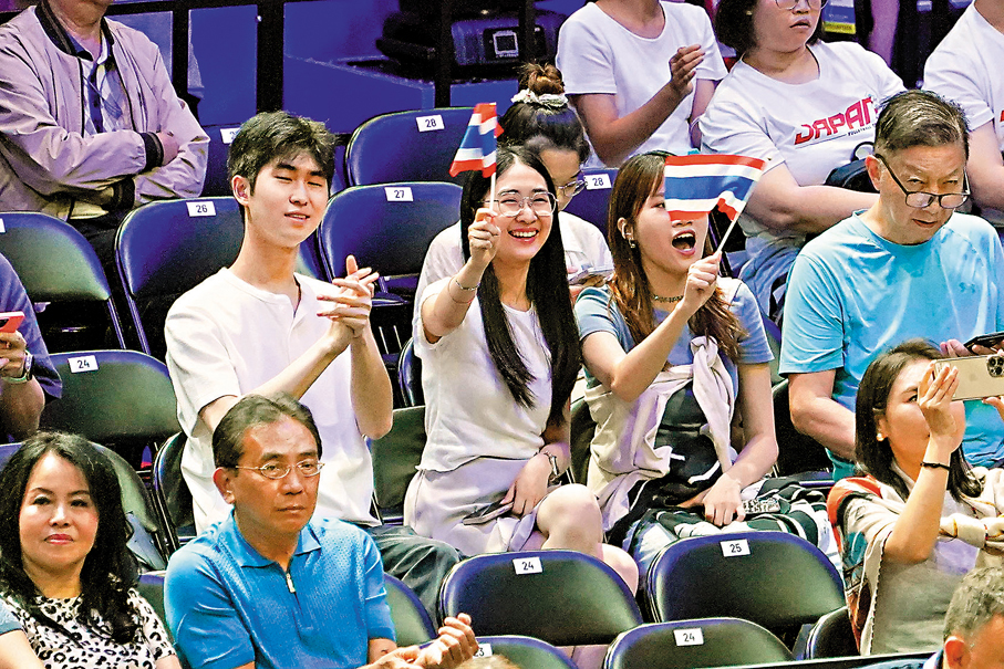 ●球迷為自己支持的球隊搖旗吶喊。 香港文匯報記者葉詩敏 攝