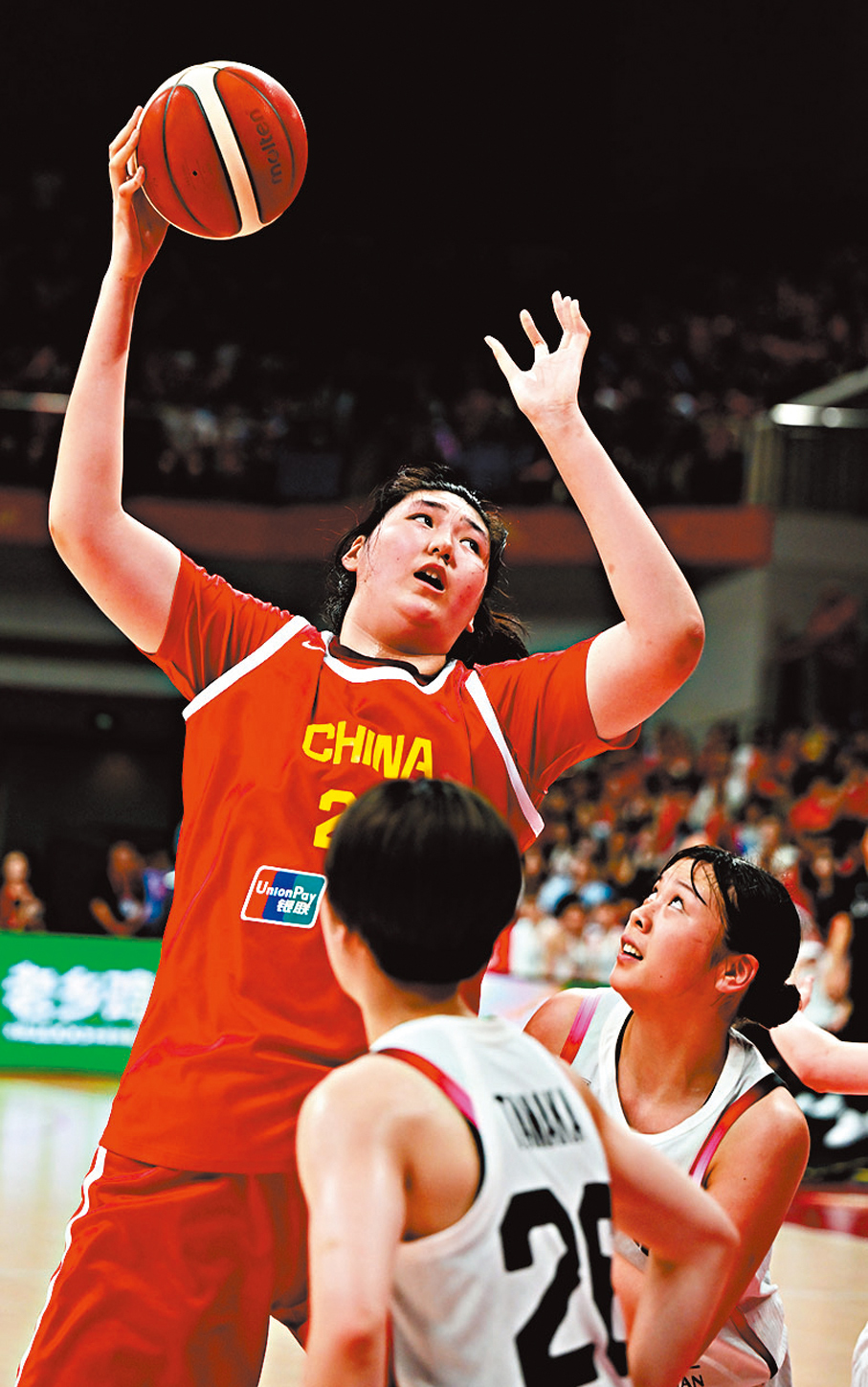 ●中國女籃「小巨人」張子宇（左）力壓對手上籃。 新華社